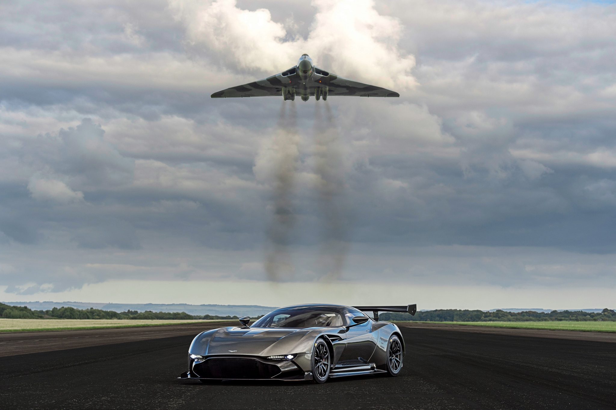 ASTON MARTIN VULCAN IN TRIBUTE TO ITS V BOMBER NAMESAKE