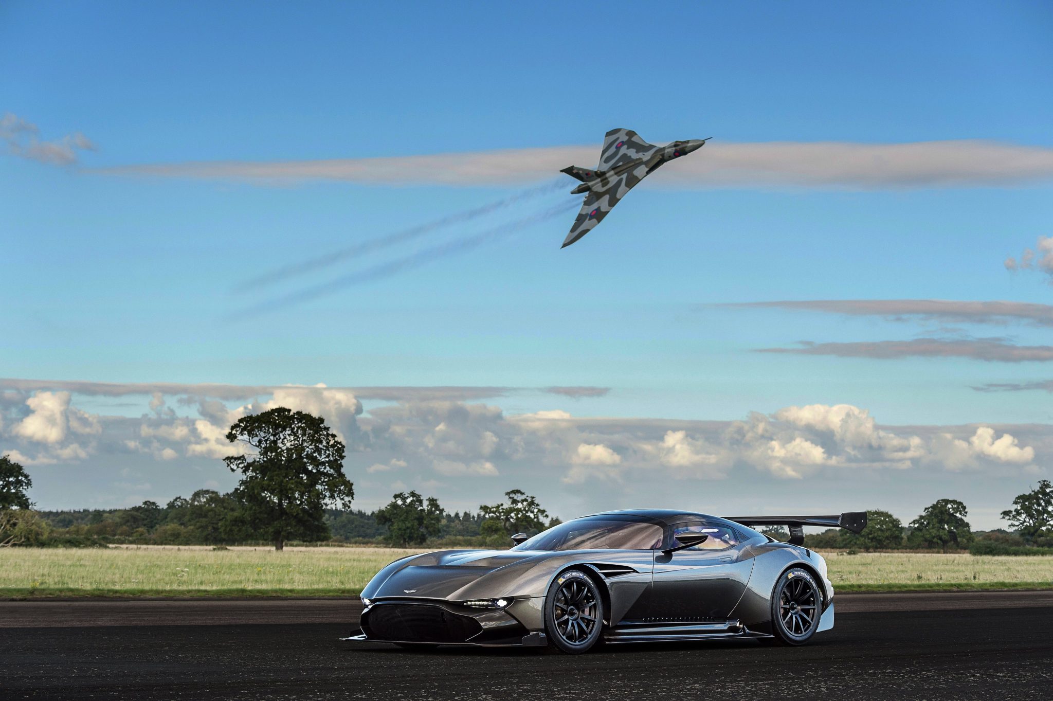 ASTON MARTIN VULCAN IN TRIBUTE TO ITS V BOMBER NAMESAKE