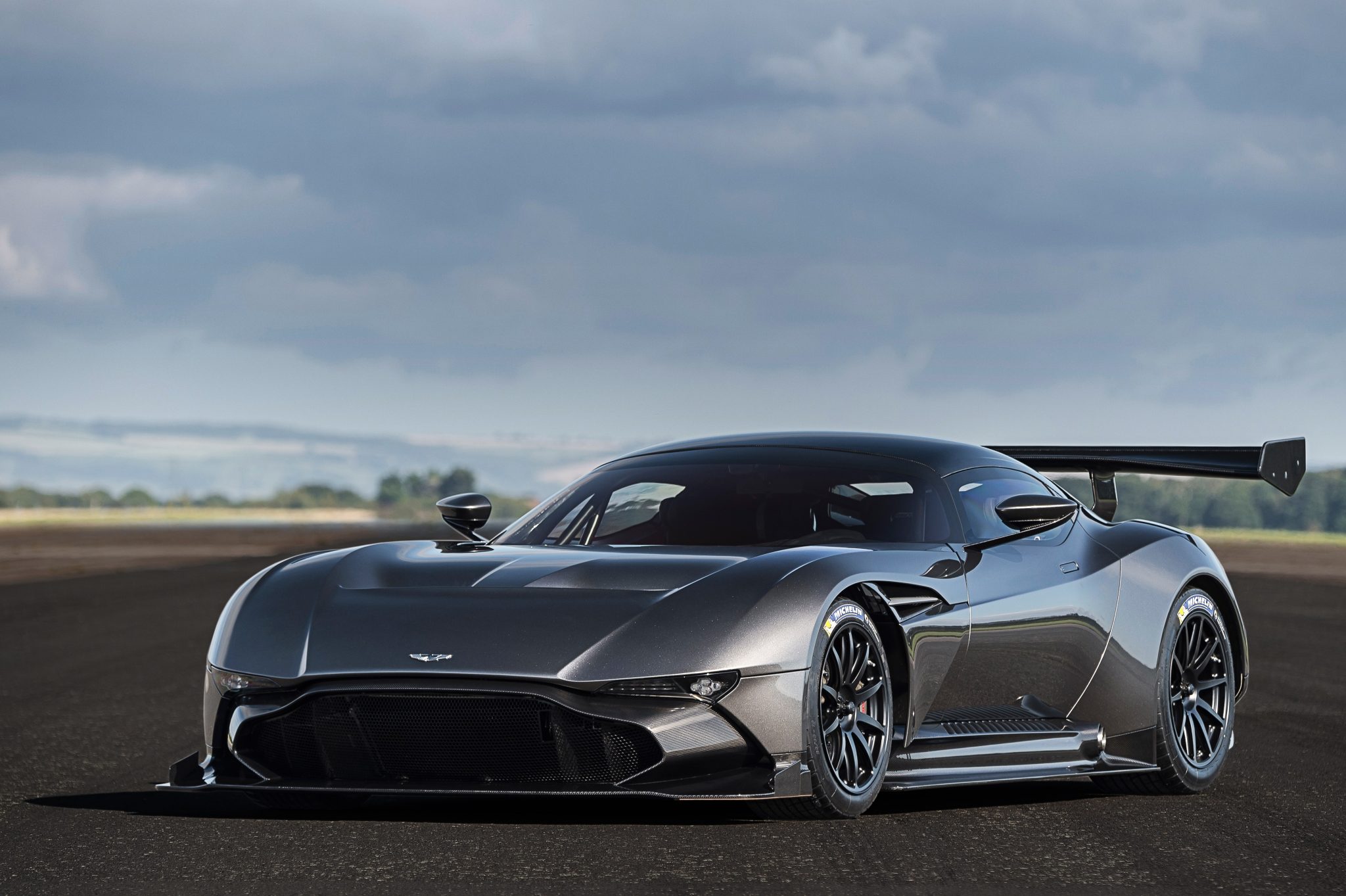 ASTON MARTIN VULCAN IN TRIBUTE TO ITS V BOMBER NAMESAKE