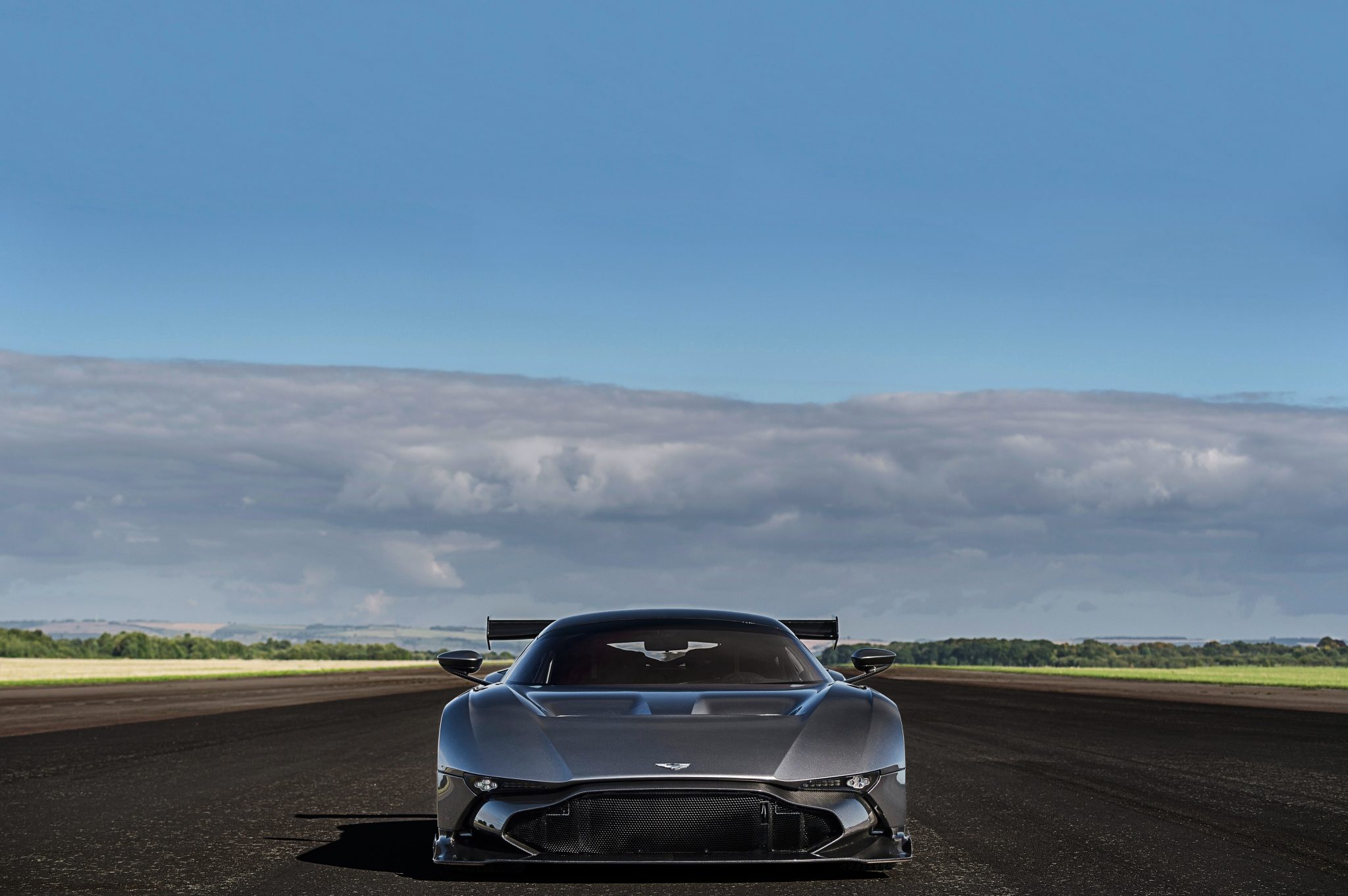 ASTON MARTIN VULCAN IN TRIBUTE TO ITS V BOMBER NAMESAKE